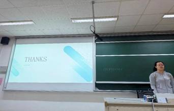 图片包含 室内, 人, 男人, 女人AI 生成的内容可能不正确。